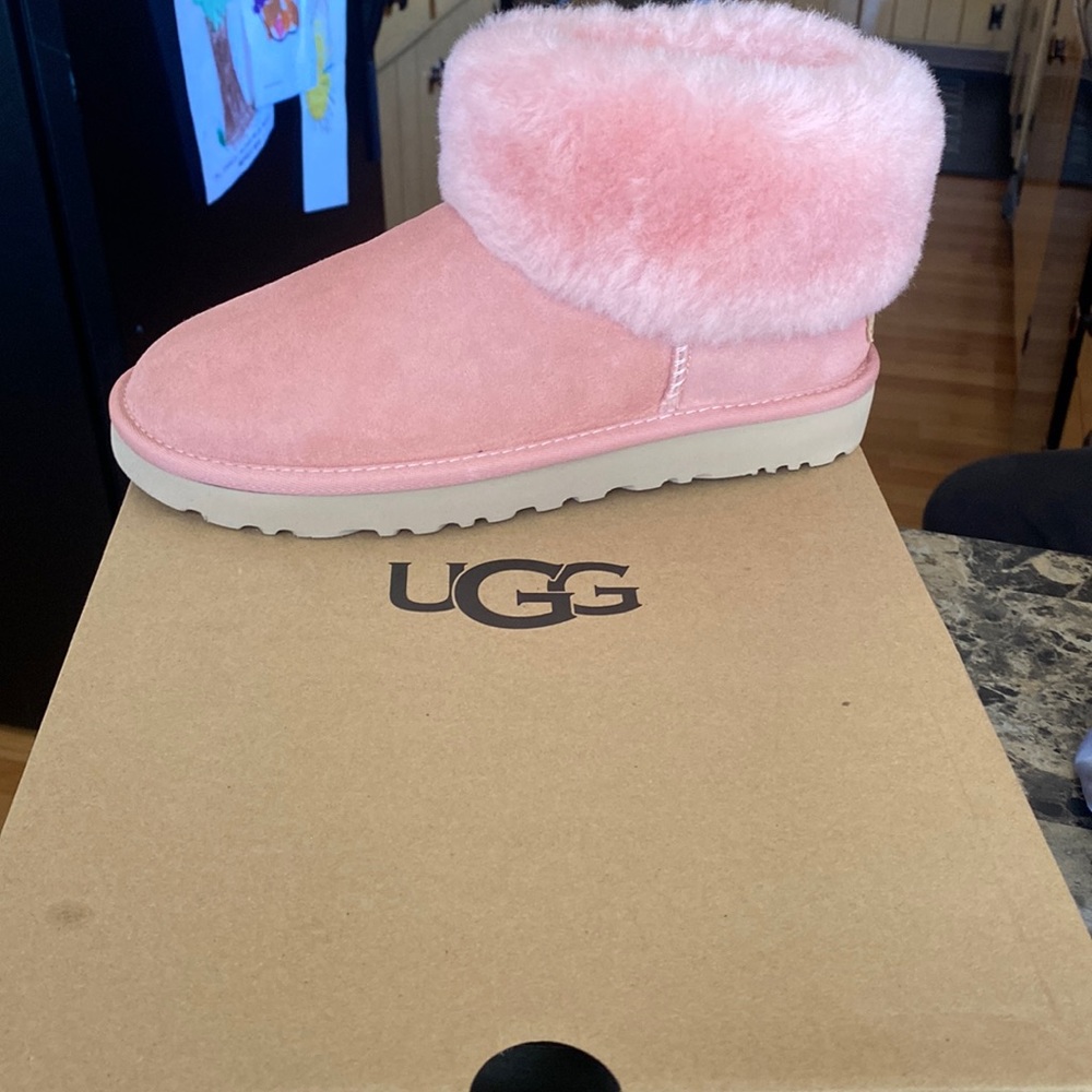 Classic mini fluff ugg, W 7/M 5.5